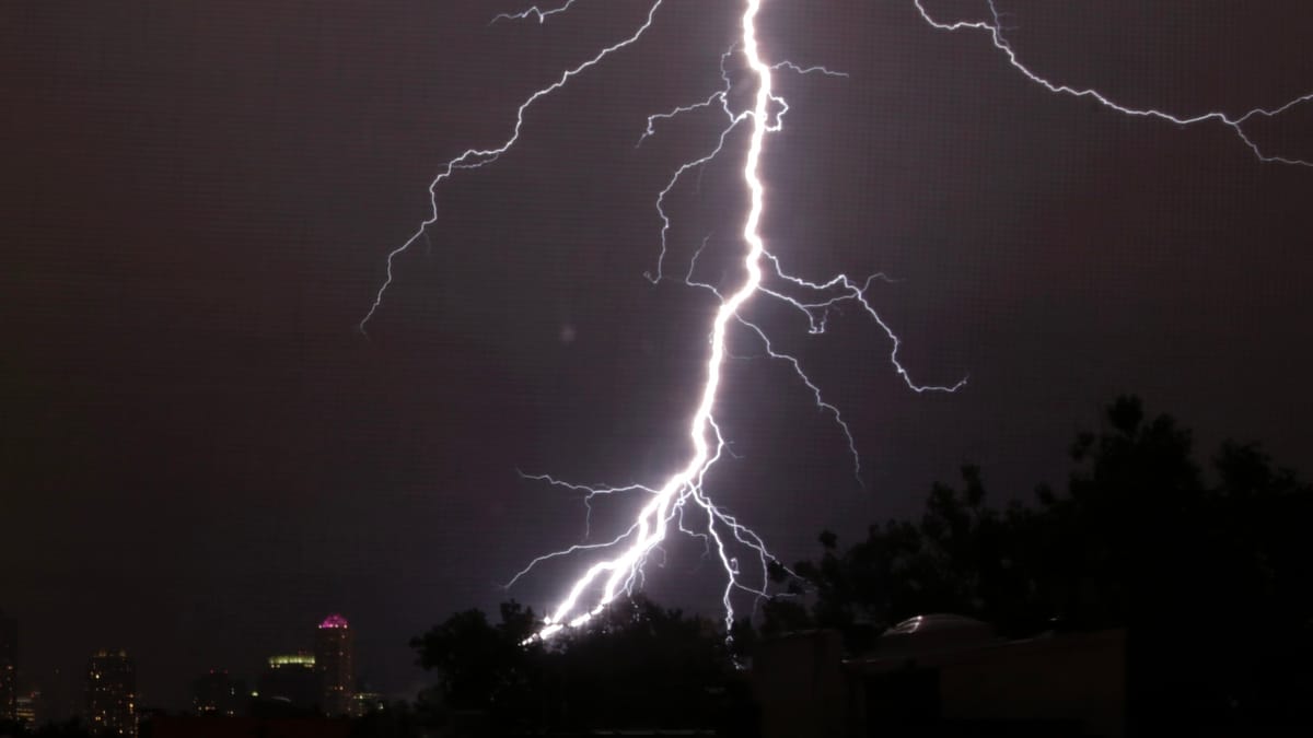 صاعقة تصيب 72 برازيليا خرجوا في مظاهرة