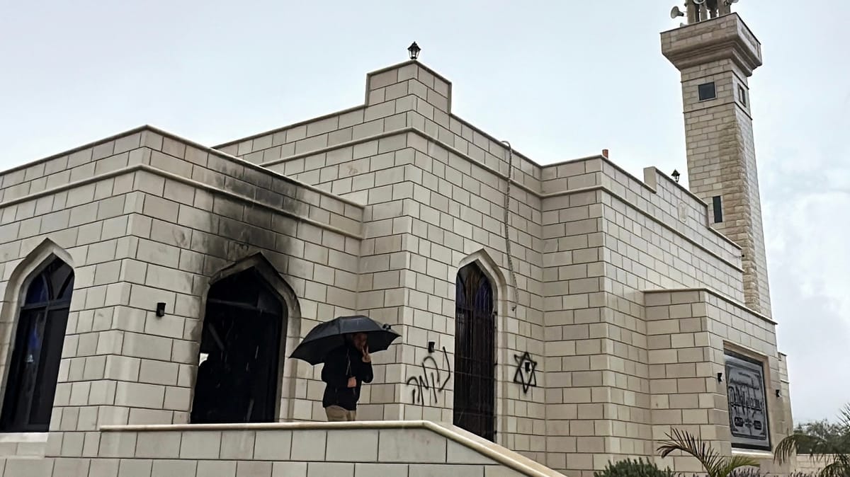 مستوطنون إسرائيليون يحرقون مسجدا بالضفة الغربية