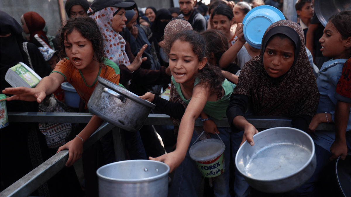 خليل يحكي نزوح غزة.. وأم علاء: لم نذق طعم النوم من شدة القصف