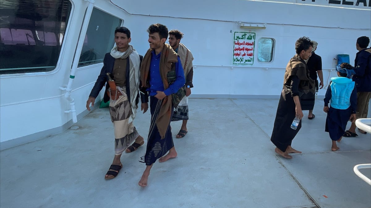 "سريع" يعترف باستهداف سفينتين في البحر الأحمر