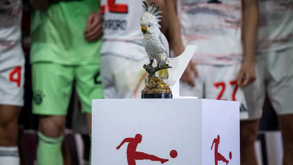 "ببغاء مسروق" يشارك بايرن فرحة الدوري.. ما سر التميمة الغريبة؟