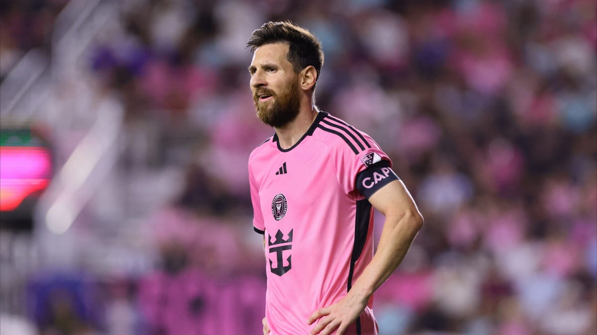 الأصدقاء الثلاثة.. من يدرب ميسي؟