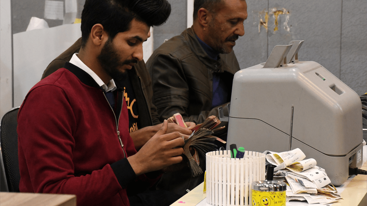 بين إيران والدولار.. إلى أين تتجه ثقة العراقيين بمصارفهم؟