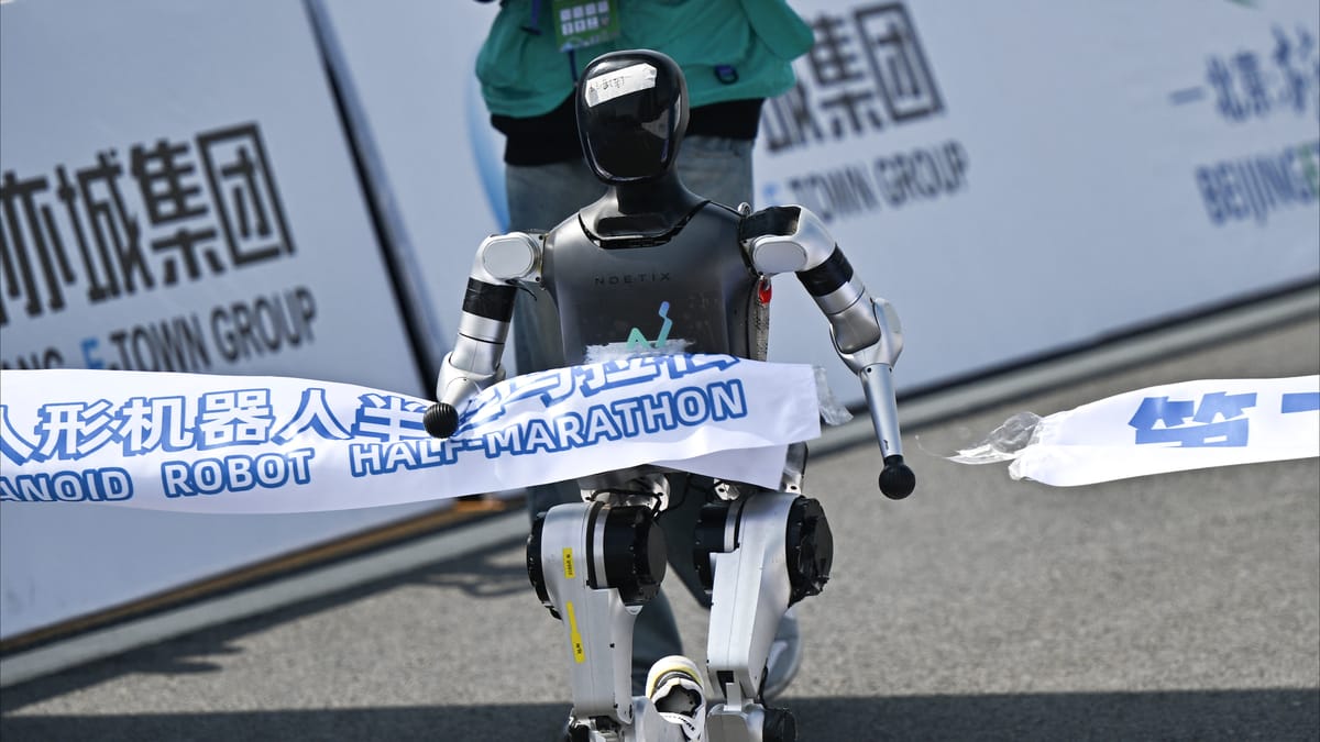لأول مرة.. الروبوتات تنافس البشر في نصف ماراثون في بكين