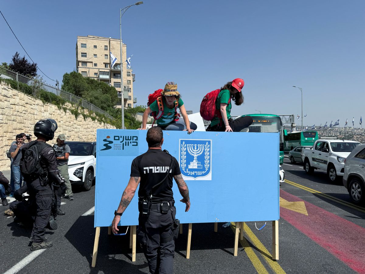 إسرائيليون يغلقون مدخل القدس لـ"إسقاط نتنياهو"