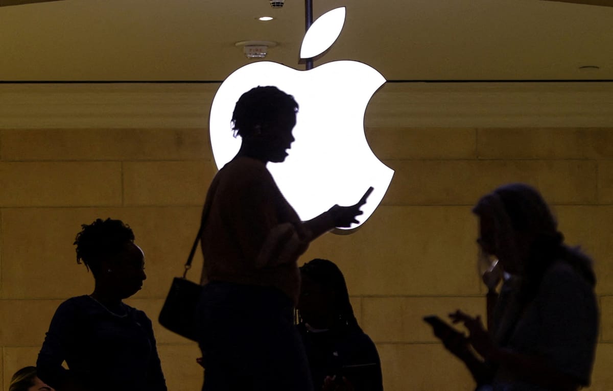 خطأ في iPhone يستبدل "عنصري" بـ"ترامب"