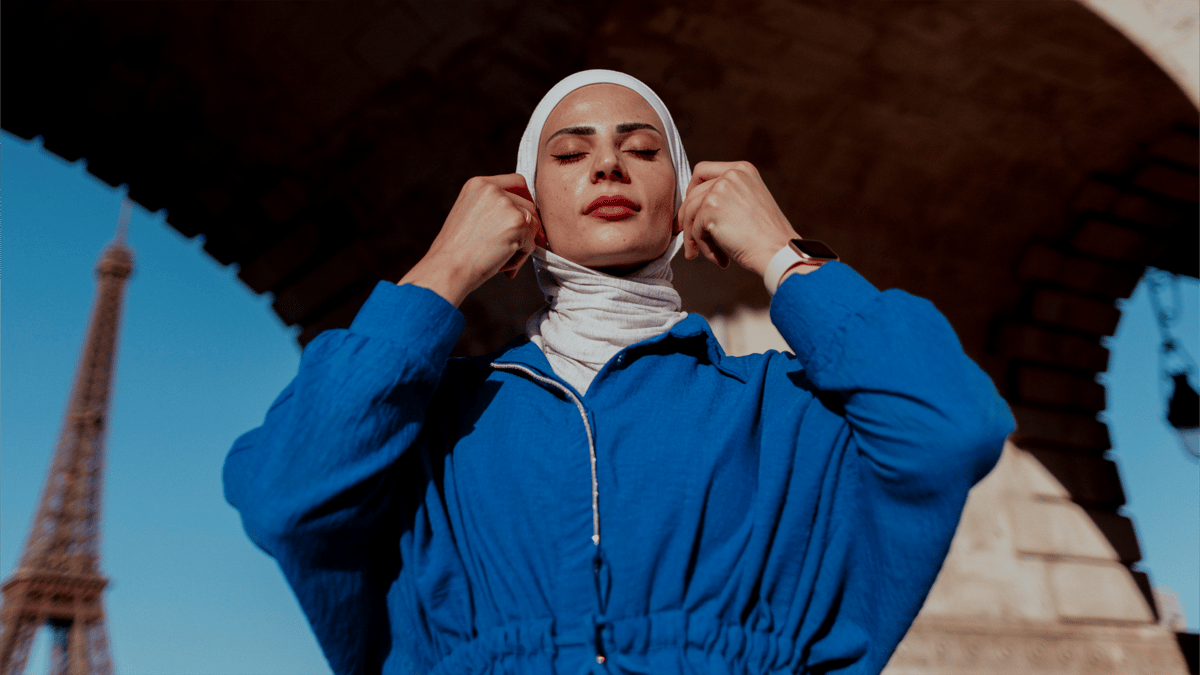 اليسار يعارض التمييز.. و"الشيوخ الفرنسي" يحظر الحجاب بالرياضة