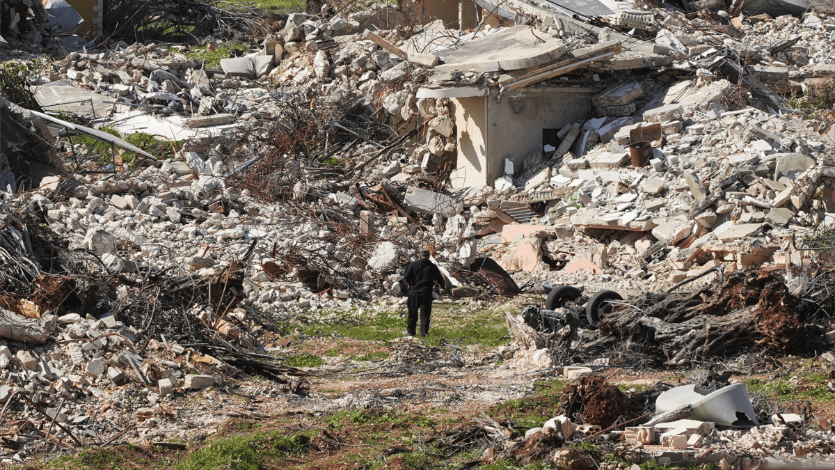 عائدون يفترشون الدمار.. لبنانيون في "هيروشيما الجنوب"