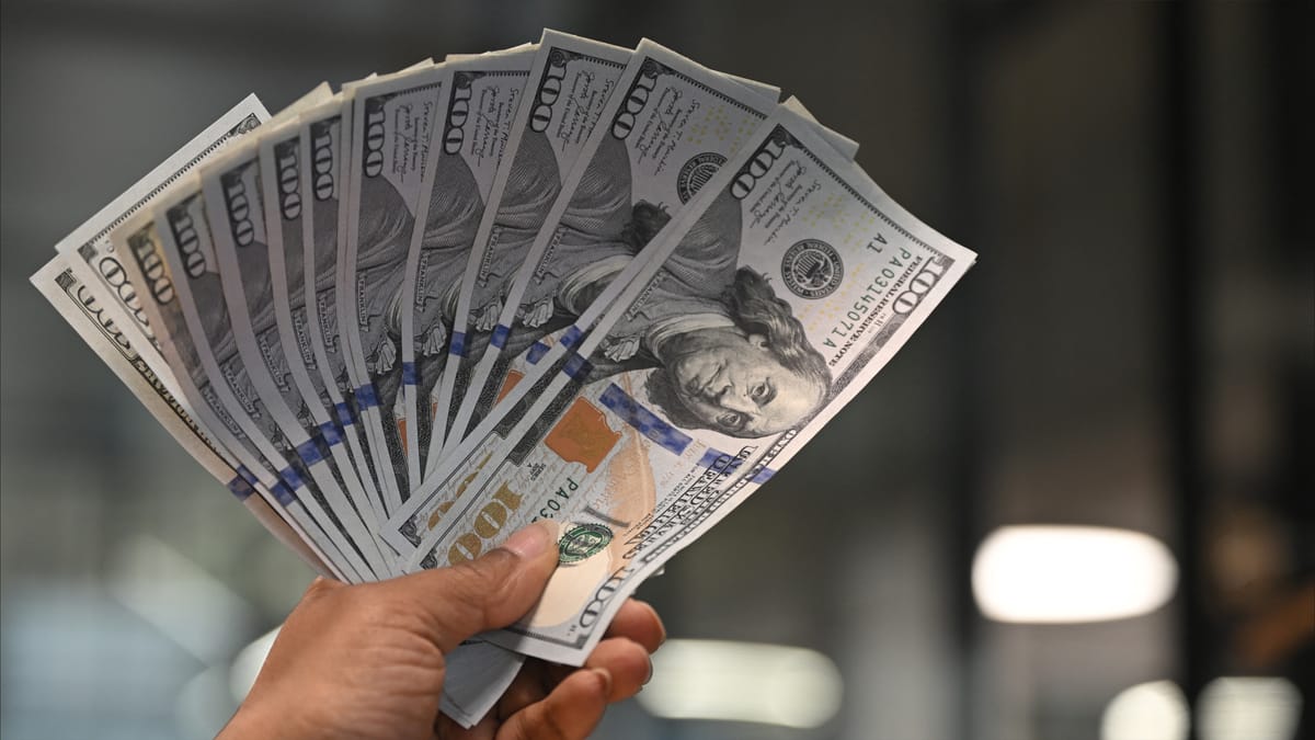 الدولار يتراجع أكثر من 2.6% أمام اليورو