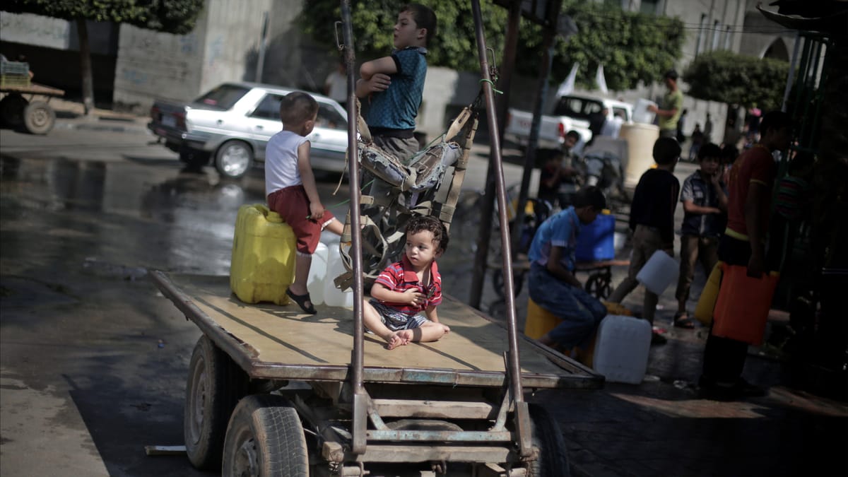 الفلسطيني في غزة.. بين دمار القصف وأوبئة الصيف