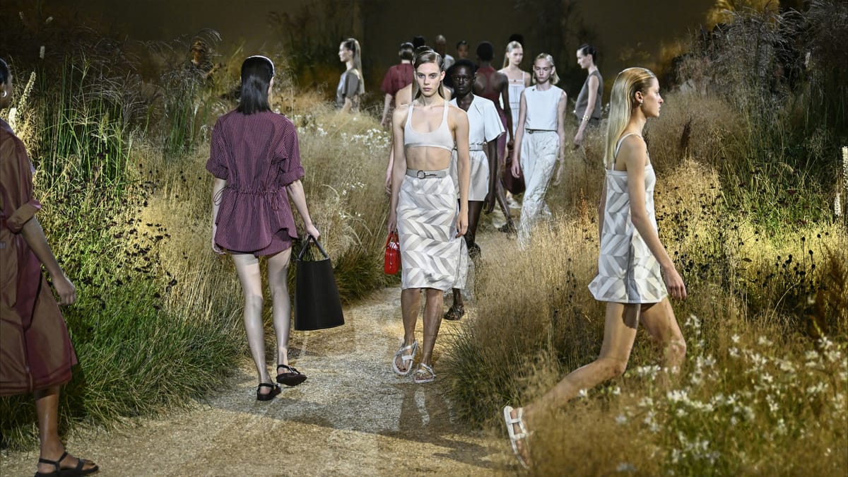 "بيتا" تقاطع عرض Hermès في أسبوع باريس للموضة
