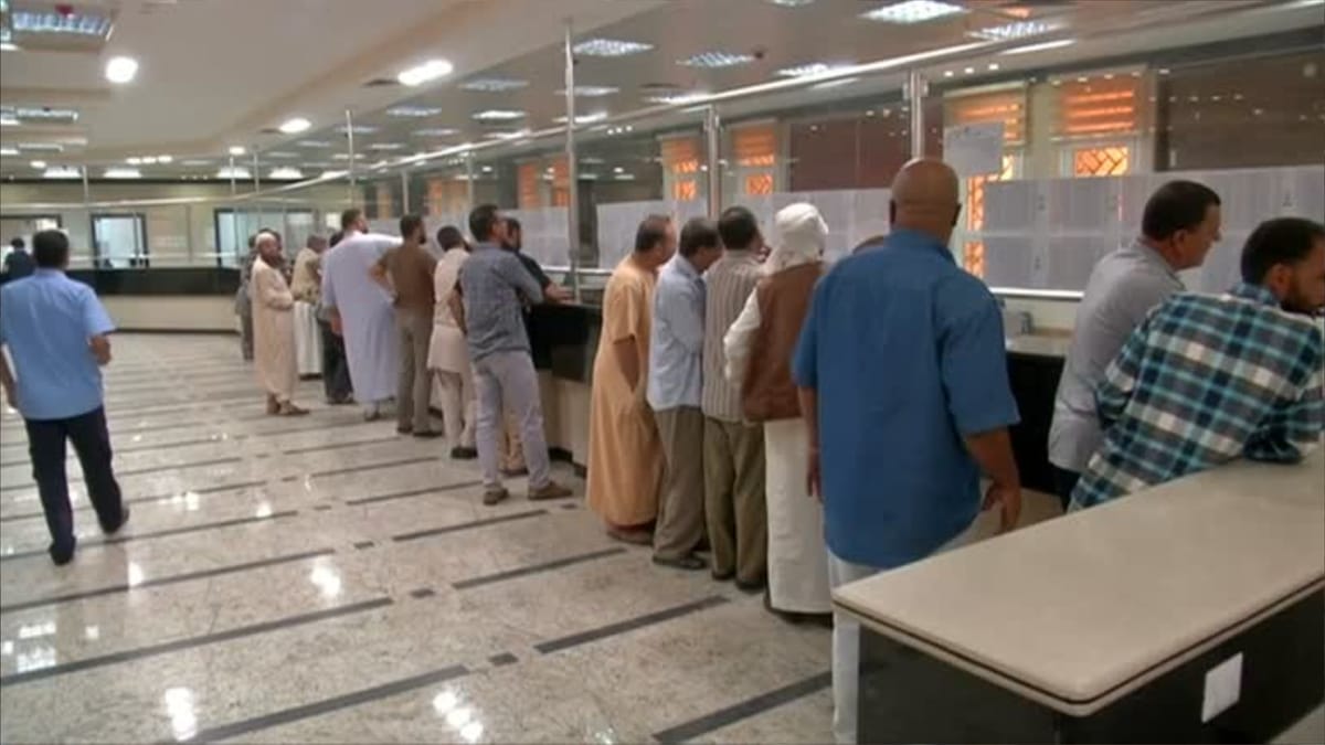 السوق السوداء تزلزل اقتصاد ليبيا وتنعش جيوب المضاربين