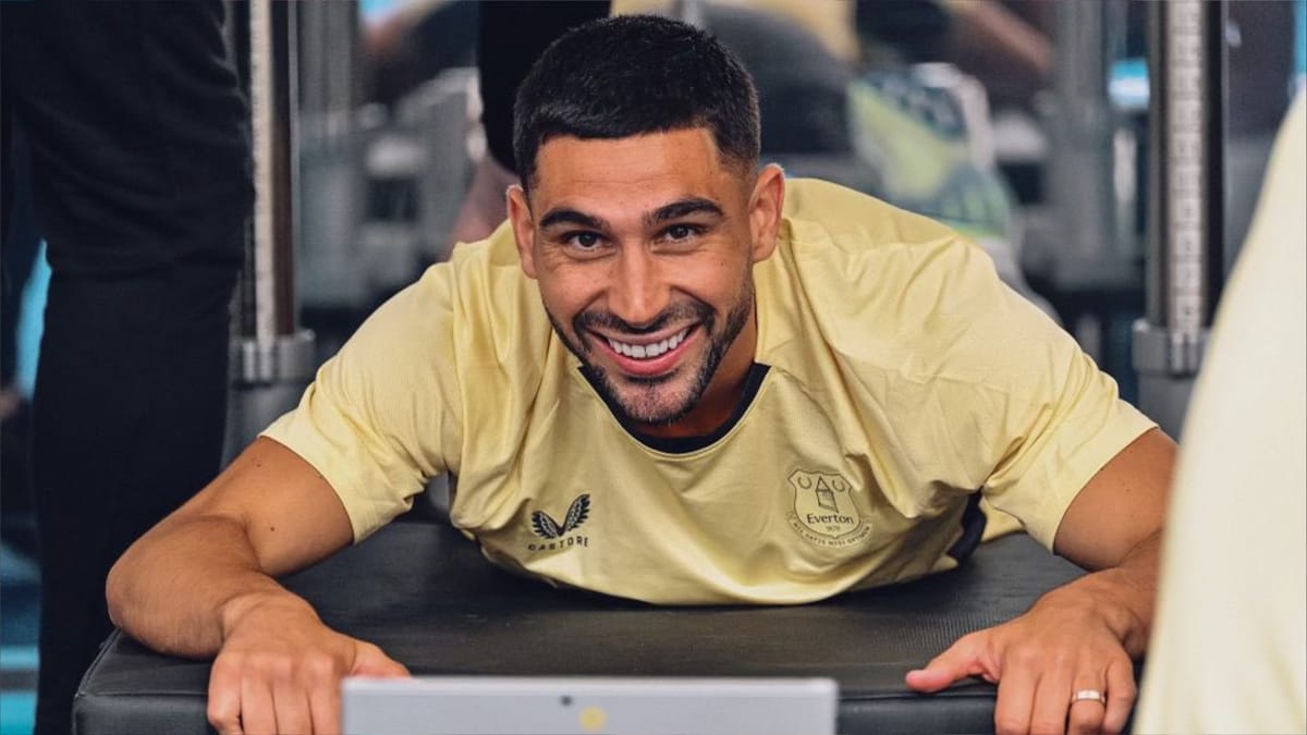 سقط في المصعد.. لاعب إنكليزي ضحية موقف محرج