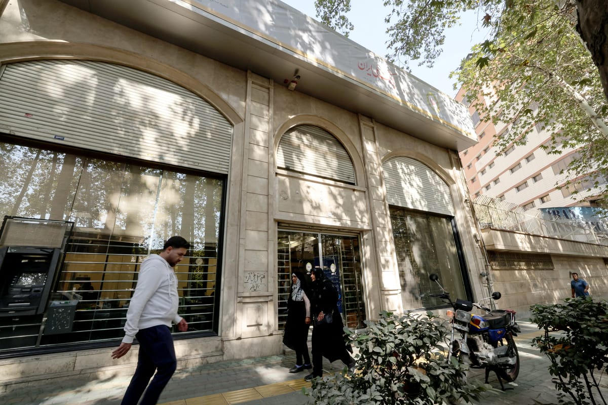 الطوابير تمتد في طهران.. كيف أفلس بنك "آينده" تحت وطأة العقوبات؟