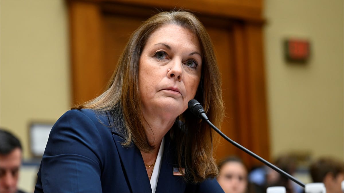 كيمبرلي شيتل.. "حامية بايدن" ترضخ لعاصفة ترامب