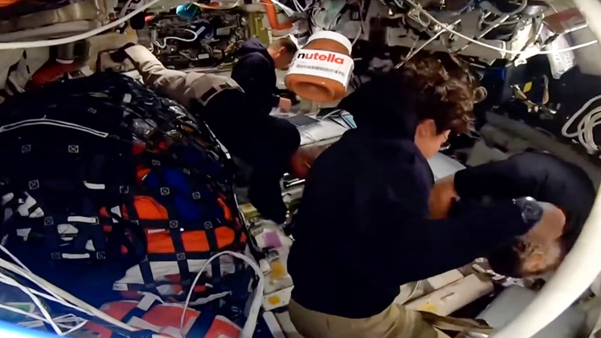 علبة شوكولاتة تسبح بجوار القمر.. ماذا تفعل "نوتيلا" في الفضاء؟