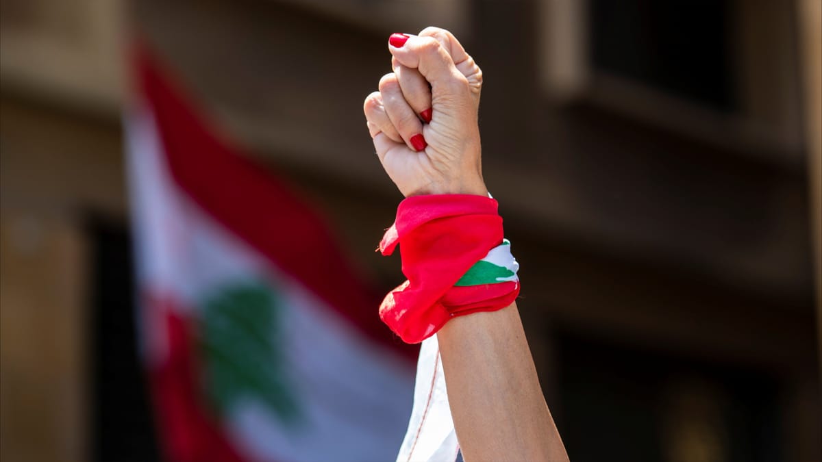 3 أزمات تحاصر لبنان وسط خطر الحرب