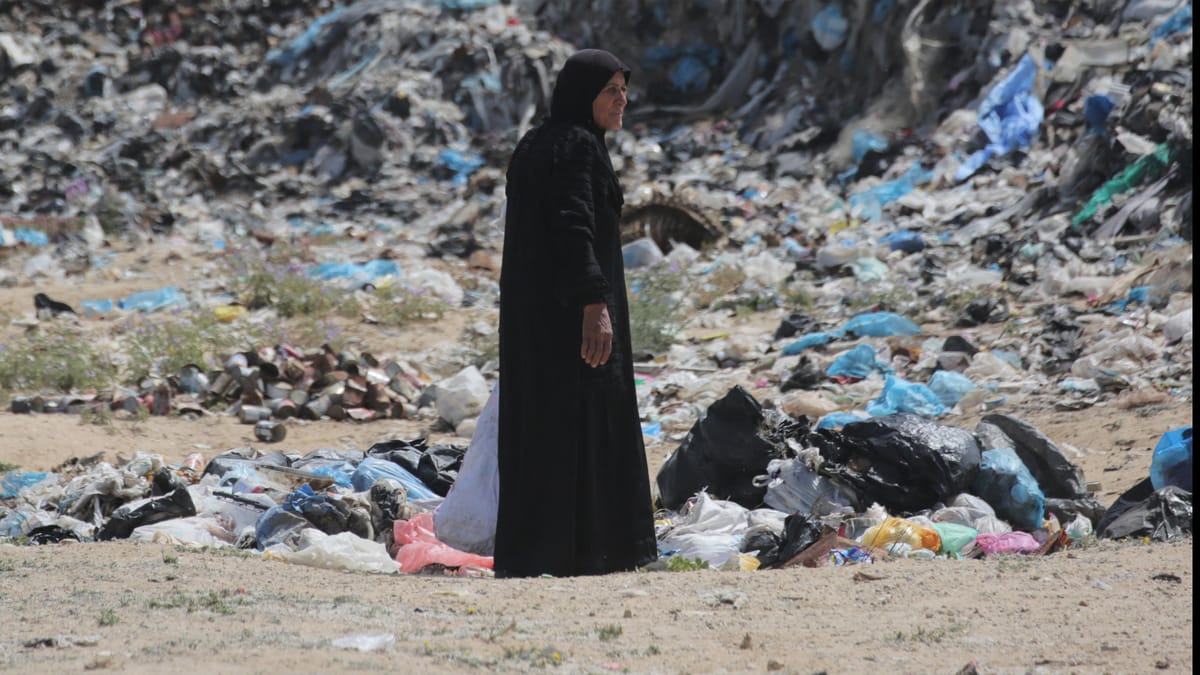 حرب وقمامة وأوبئة.. "مزيج قاتل" يحاصر أهالي غزة