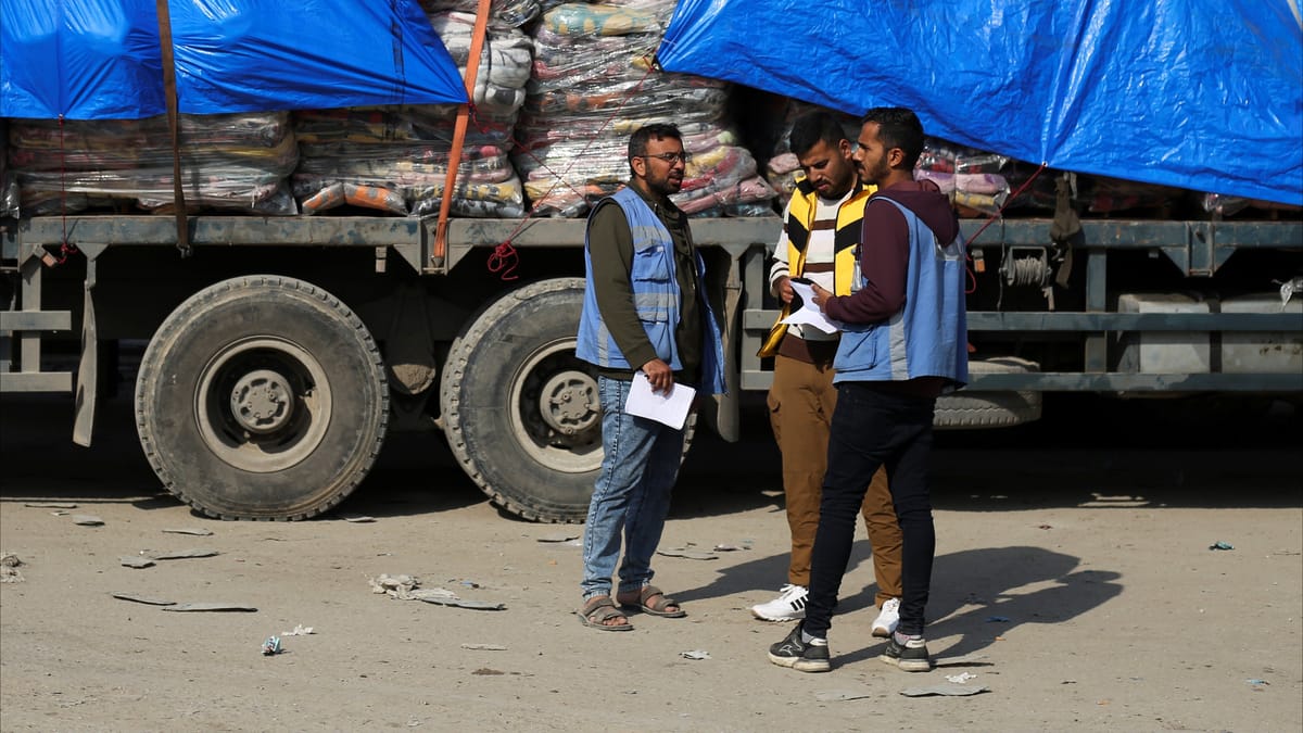 غزة تستقبل شاحنات بضائع للمرة الأولى منذ بدء الحرب