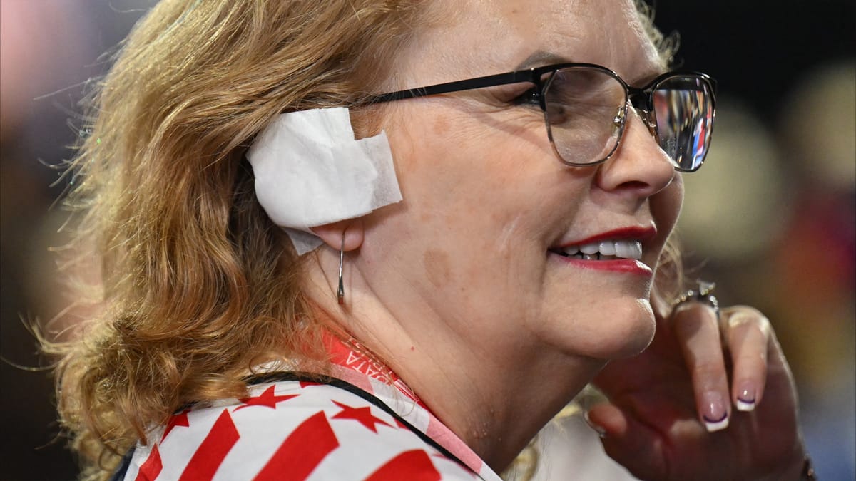 ضمادة الأذن.. موضة جديدة لدعم ترامب