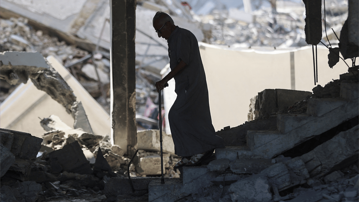 فلسطينية تتجاوز المئة عام تنزح قسرًا إلى جنوب غزة