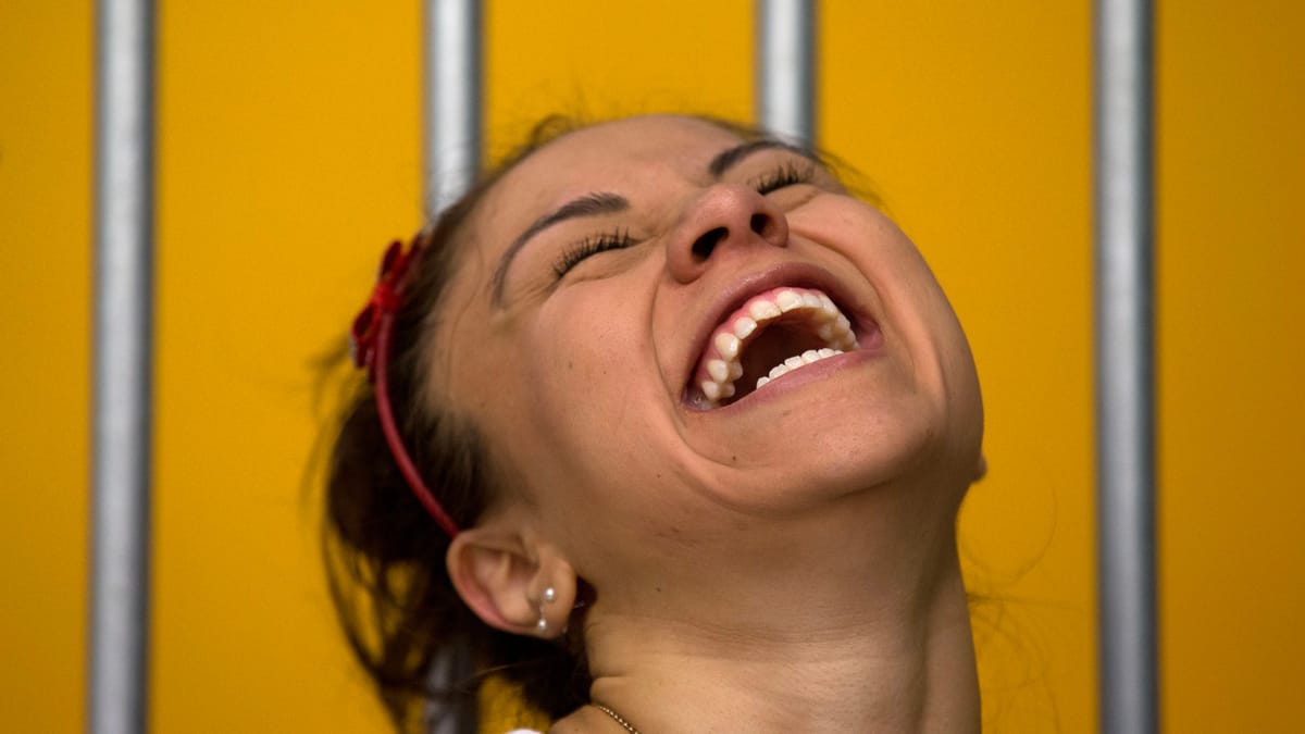 "غاز الضحك" ممنوع على المراهقين