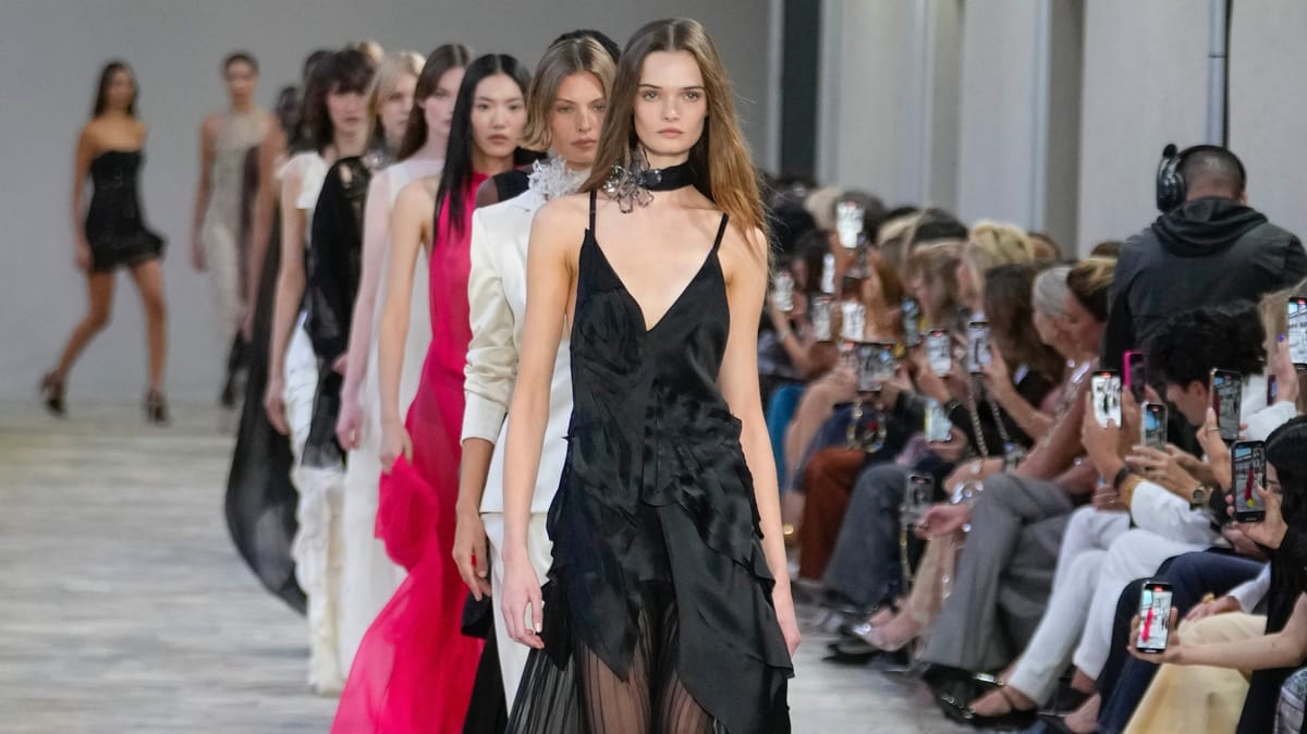 أسبوع ميلانو.. كثير من الفساتين الخفيفة في مئوية Fendi