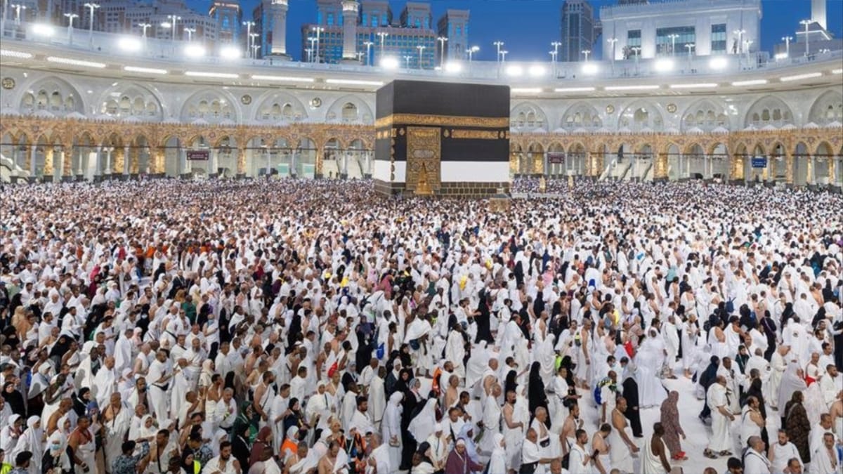 الحجاج يبدأون رمي الجمرات في أول أيام عيد الأضحى