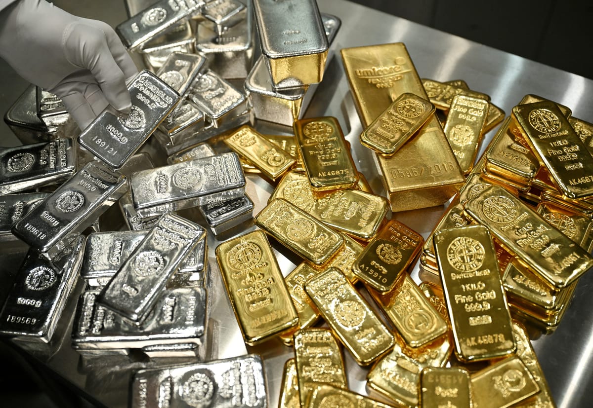 لمعان الفضة يطغى على الذهب.. أداء مبهر وسعر قياسي