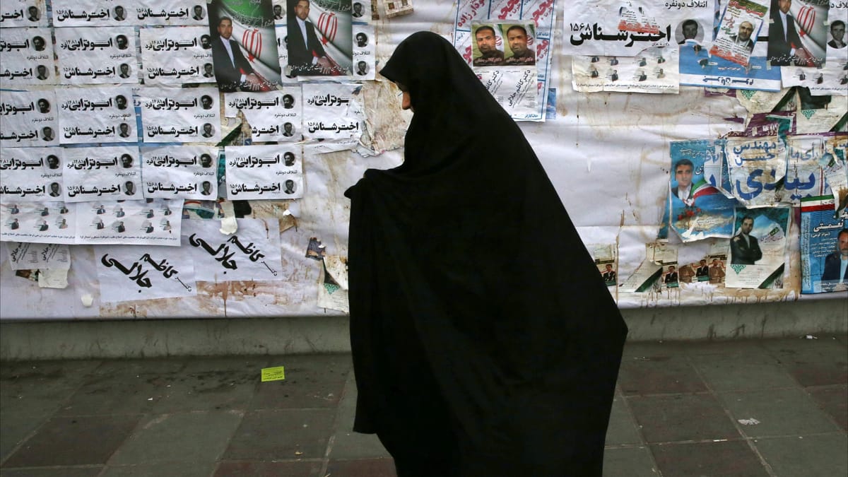 74 جلدة لإيرانية بسبب صورة على السوشيال ميديا