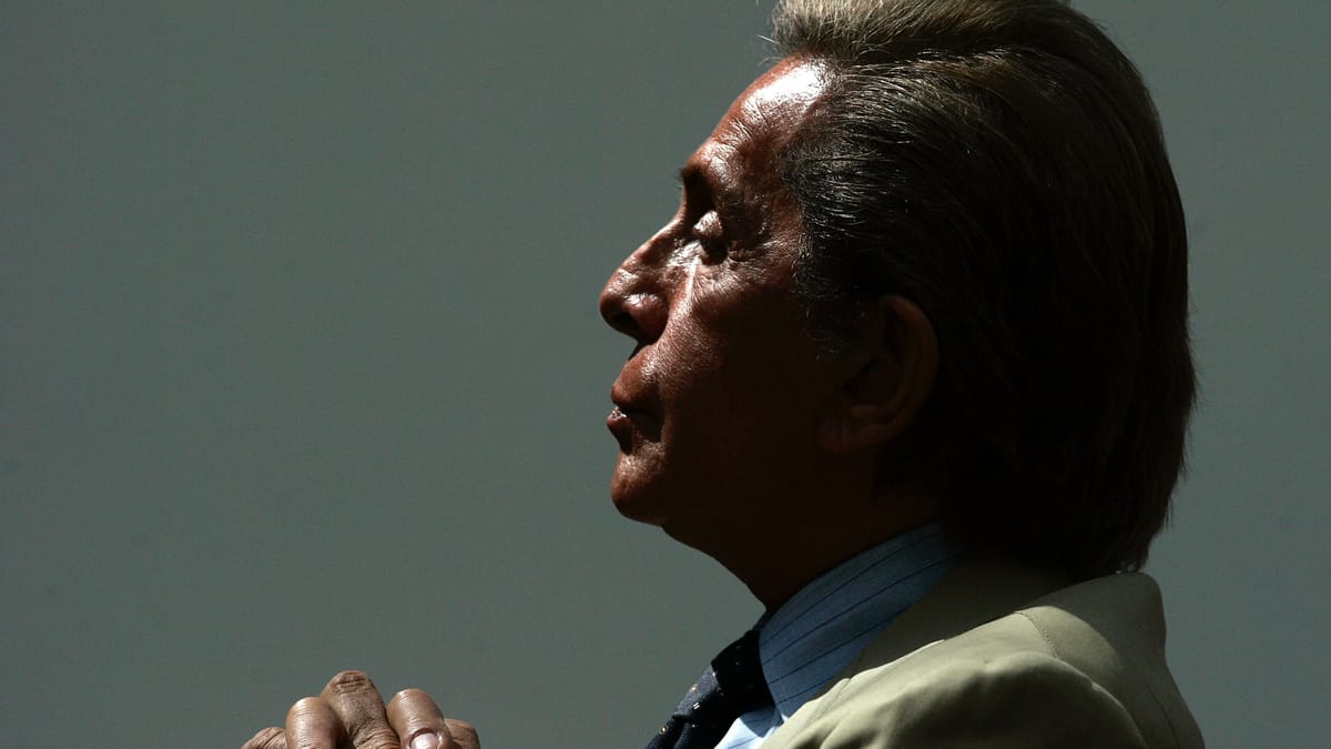 روما تلقي النظرة الأخيرة على "الإمبراطور الأخير"