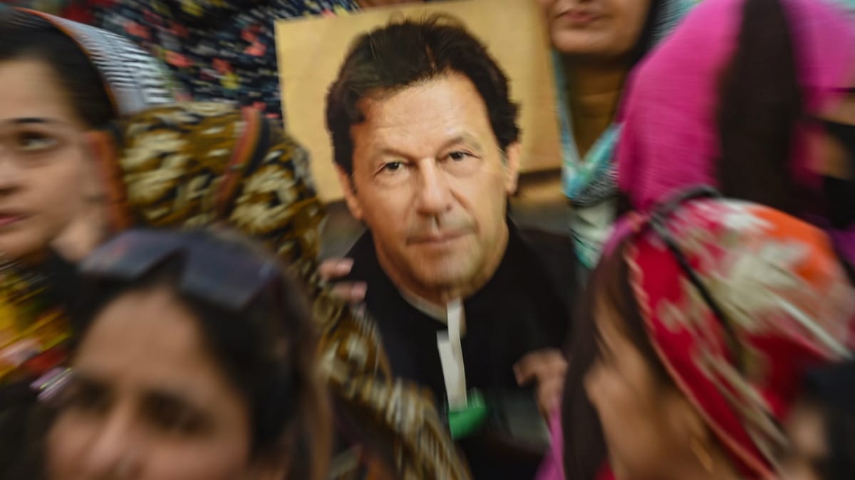 عمران خان.. من بطل إلى سياسي إلى "منبوذ"