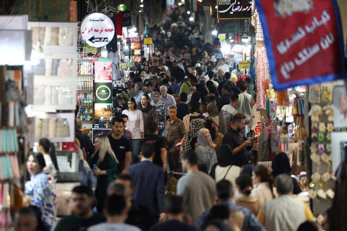 إيران تعترف.. الحصار خانق والشارع يغلي