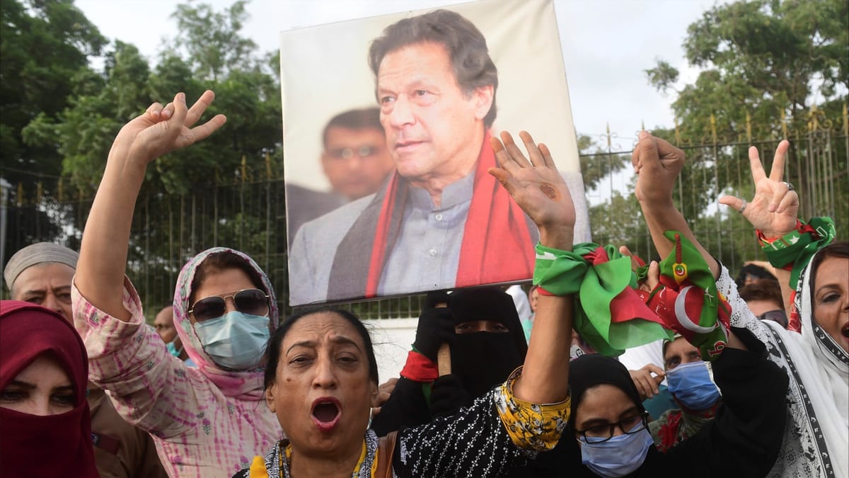 بعد تعليق الحكم.. عمران خان ينتظر إطلاق سراحه
