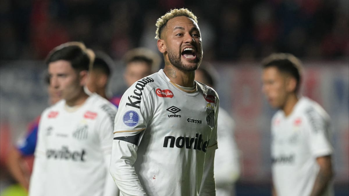 أزمة جديدة.. نيمار يضرب نجل روبينيو في تدريبات سانتوس!