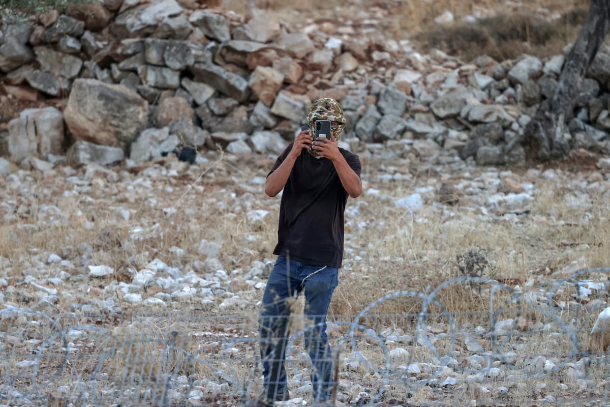 تحدى نتنياهو والجيش.. نائب إسرائيلي يهدم نصبا فلسطينيا