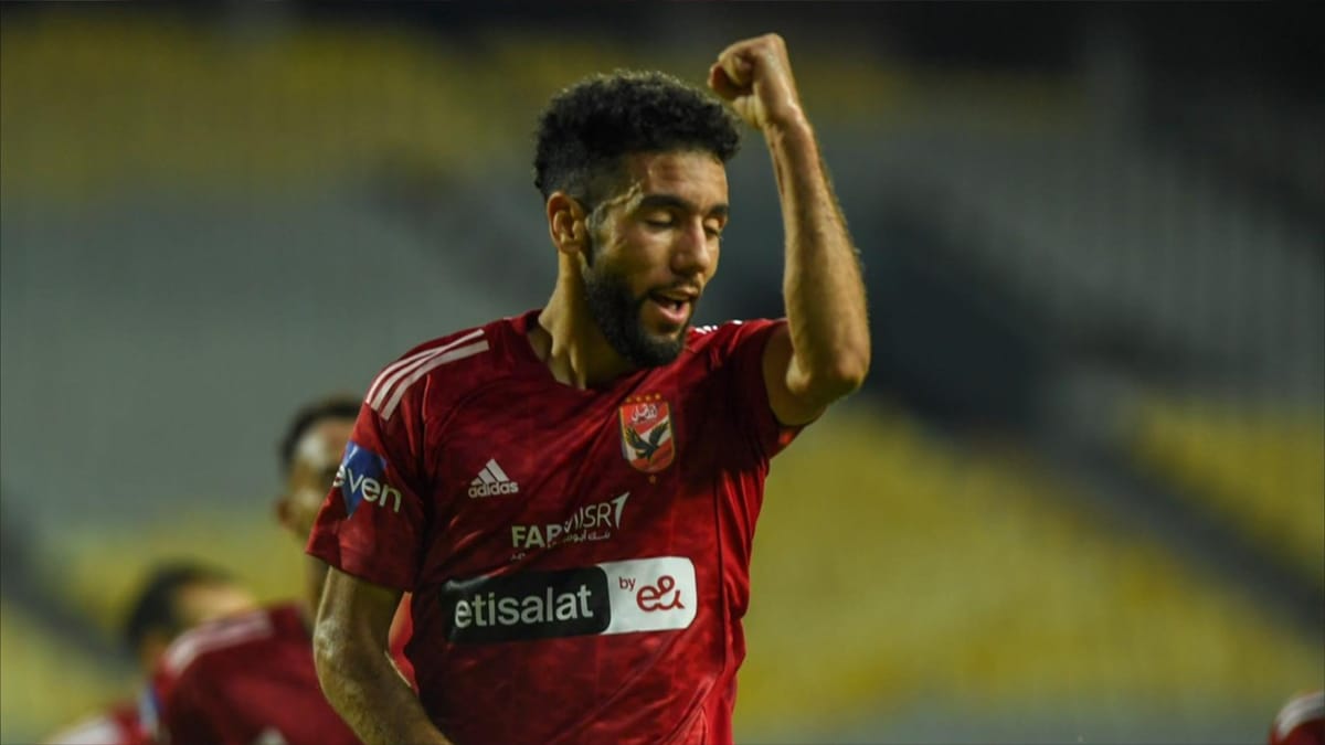 لاعب الجزائر يفجر "قنبلة" من قلب الأهلي
