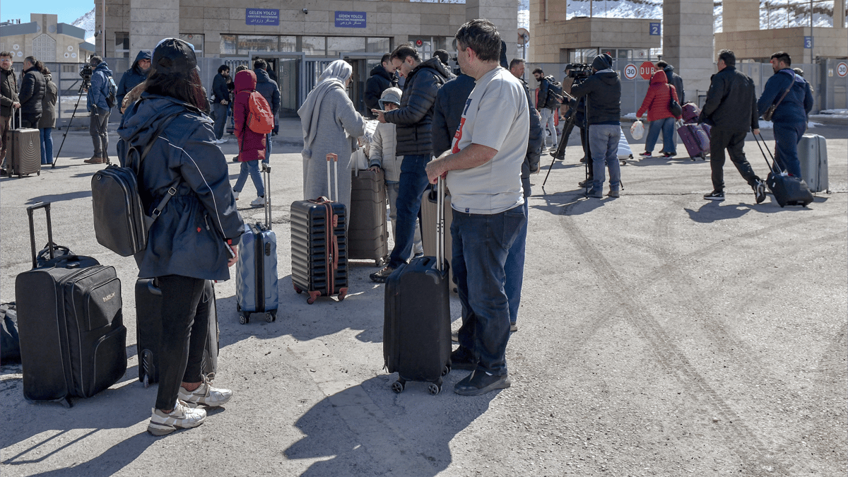 الشاي والزيت والسجائر.. تجارة صغيرة تكشف عمق أزمة إيران