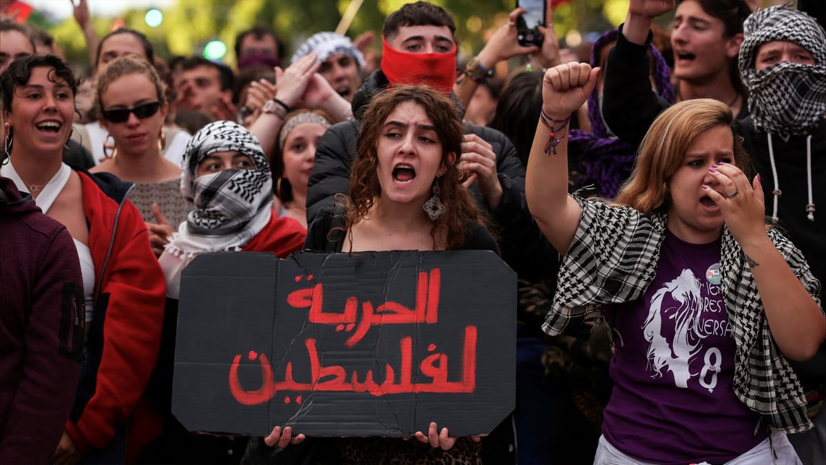 مفكرون وفنانون يطالبون ماكرون الاعتراف بـ"فلسطين"
