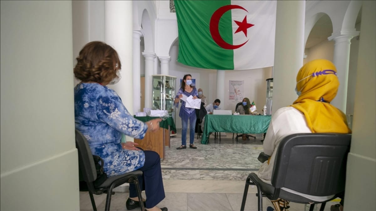 رفض 13 ملفاً.. 3 مرشحين لرئاسة الجزائر