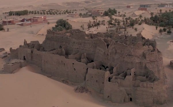 القصور الحمراء في الجزائر.. تُحركها الرمال والخرافات