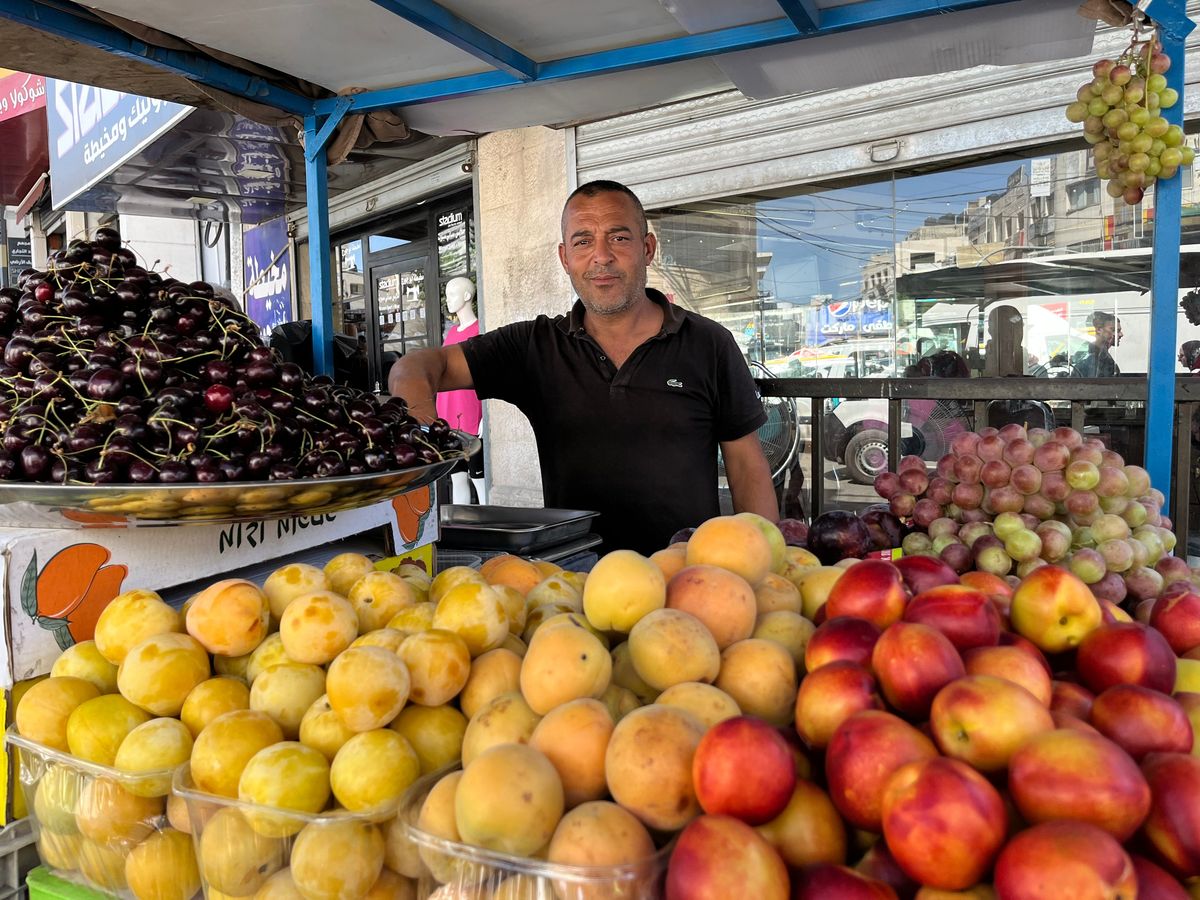 "فش طعم للحياة هون".. عزيز "الخضرجي" يقاوم على طريقته في جنين