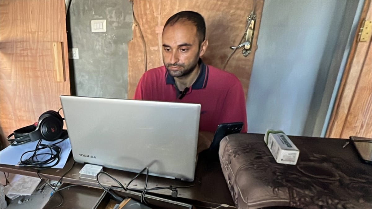 دكتوراه تحت القصف.. "أنس" ينجح ببطارية طاقة شمسية