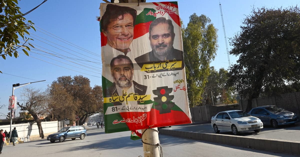 خان: فزنا بالانتخابات الباكستانية.. وشريف: أنا الفائز