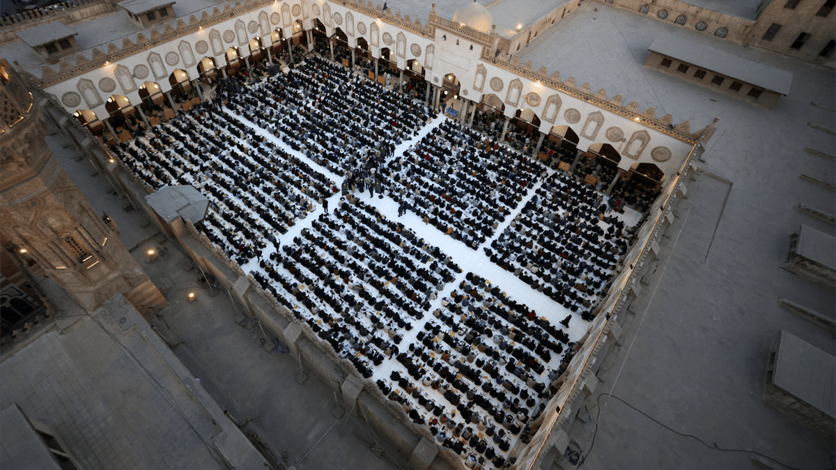 "سفراء أجانب".. باحة الأزهر تجمع آلاف الطلاب على مائدة رمضان