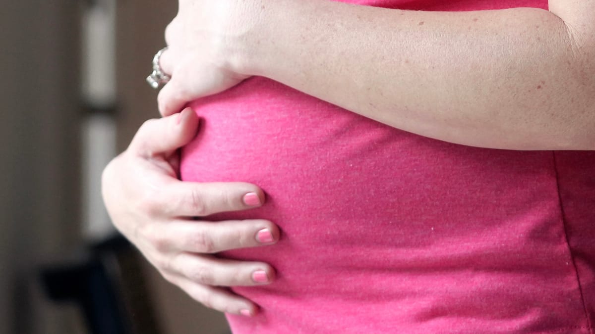 وصول مفاجئ لـ"مسافرة صغيرة" أثناء رحلة جوية