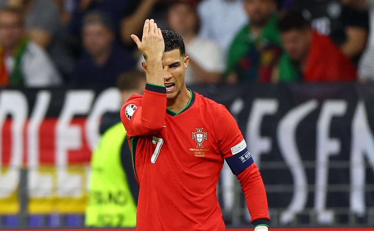 بعد 14 عاما.. صواريخ ميسي الفاشلة تضرب رونالدو