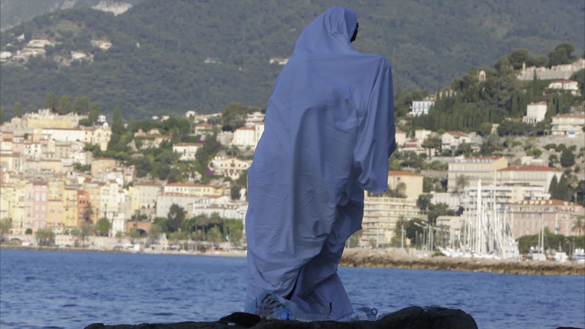 "في مكب نفايات".. هكذا يعيش اللاجئون في أجمل مدن إيطاليا