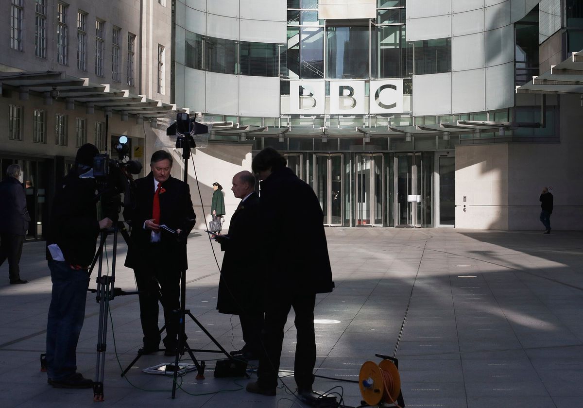 تهمة استغلال جنسي تلاحق مذيع BBC وتدفع "الزملاء" لتبرئة ساحتهم