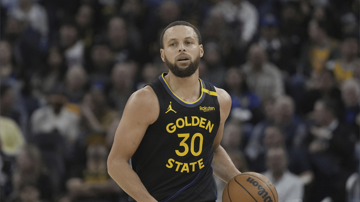 ستيفن كوري يبهر NBA بـ5 أرقام مذهلة
